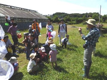 子供たちはまだまだ虫を捕りたそうですが、講師の方々にまとめて頂いて、閉会としました。