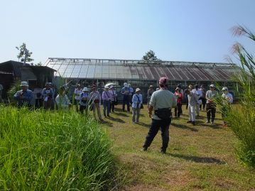 秋らしく、秋晴れの好天に恵まれました。この日の参加者は40人。まずは温室の北側であいさつ。