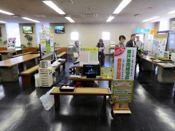 開会直前のコーナーの様子。大体準備が終わっています。今年はエントランス方向から良く見えるように、立て看板を用意してみました。