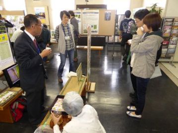 カワラケツメイ茶の試飲も行いました。左は自然史博物館友の会の榎本会長。