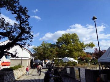 昼過ぎの博物館前から見た東の空。この日は青空の広がる好天に恵まれ、美観地区も人出が多かったようです。