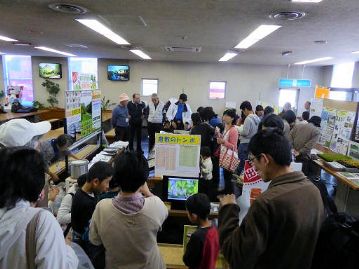 混雑気味の植物園・昆虫館コーナー。右側の展示は、岡山大学の資源植物科学研究所。