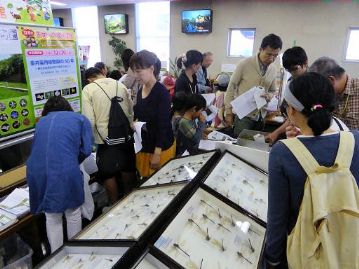 お茶の葉の詰め放題をする方、植物種子を選ぶのに夢中の方…。たくさんの人に来ていただきました。