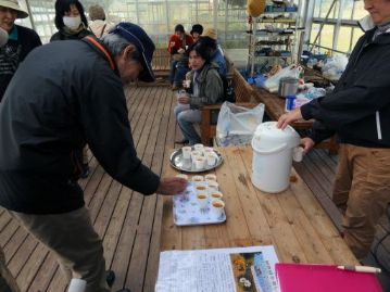 今月も最後は暖かいカワラケツメイ茶で締め。今月は今年の新茶です。