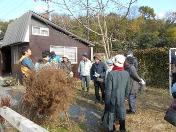 温室エリアに戻って、日当たりのよい暖かい場所で閉会のあいさつをし、「楽しむ会」納めとしました。