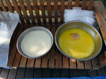前日に洗っておいたもち米。右の黄色い米は、園内で採れたクチナシの実を使って色付けしました。