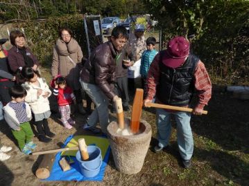 開会の挨拶と手順の説明の後、いよいよお餅つき。ボランティアの方が、「久しぶりじゃ～」と言いながら、こね役を買って出てくれました。まさに昔取った杵柄。