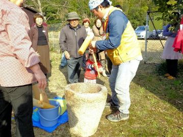 参加者の子供たちも園長に手伝ってもらいながら、ぺったん、ぺったん。