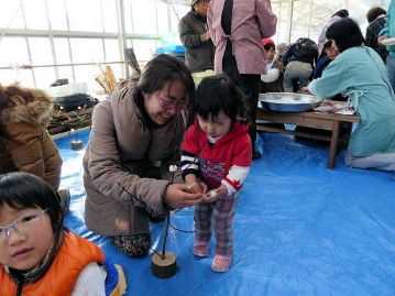 小さな子も真剣に作業中。うまく付けられたかな？