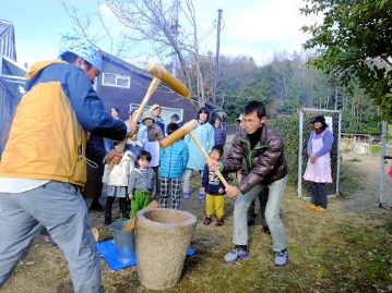 3臼目はクチナシの黄色いお餅。園長と、参加者の方の二人で向かい合って早搗きに挑戦。盛りあがりましたが、園長は翌日から数日、筋肉痛に苦しんだようです。