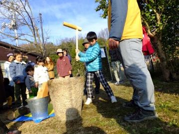 早搗きでへばった園長の代わりに？子供たちが搗いてくれました。