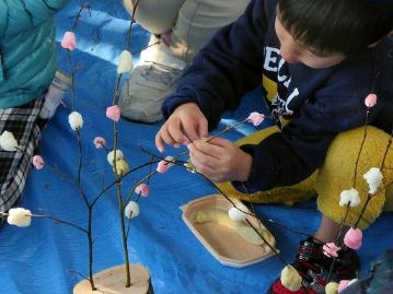 木の枝に3色のお餅が咲きました。