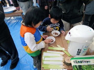 ボランティアさんのご好意で、3色のお餅を入れた、ぜんざいを作っていただきました。食べても美味しい！