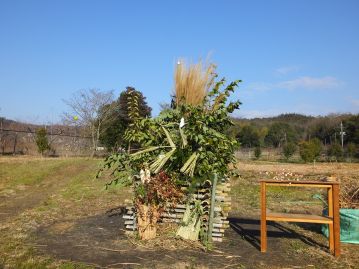 今年の「とんど」焼きのやぐら。既にいくつか正月飾りが置いてあります。年末にボランティアさんが作成した門松も、一緒に焼きました。