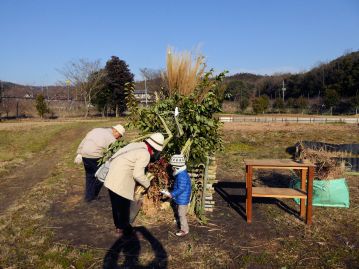 受付を済ませた方から、正月飾りを、やぐらの好きな場所に置いてもらいました。書き初めを持ってきた子供さんもおられました。