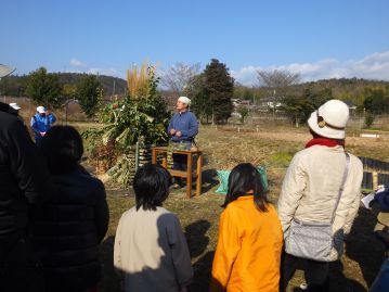 まずは、火をつける前に、園長からお正月に関連した植物や行事について、あれこれ解説がありました。