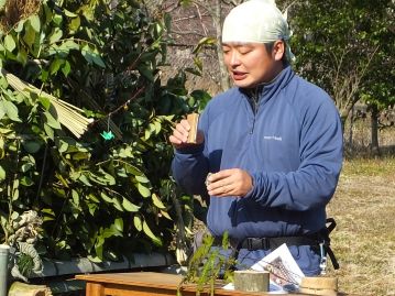 毎年恒例、植物園のとんどの火は、火打石を使って火おこしをします。さて、今年は上手く着火できるでしょうか。