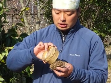 今年は火花を受ける「火口」にワタ（綿花）を炭化させたものを使用しましたが、非常に優秀な火口で、3秒ほどであっさり火がついてしまいました。