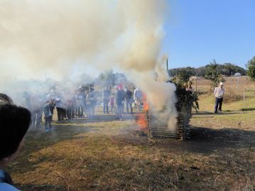 トウネズミモチの生の枝を使っているので、もくもくと白い煙が出ると共に、葉が焼ける際にはパチパチと音がします。