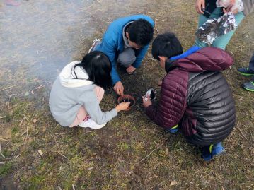 とんどの灰を家の周りに撒いておくと、マムシやムカデ除けになるという話もあるそうで、燃えた灰を持ちかえる人も。