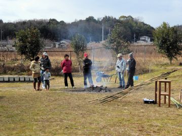 大体ぜんざいを皆さんが食べられた頃合いを見計らって、閉会としましたが、閉会後もたき火を囲んで、話がはずむ、参加者の方々もおられました。