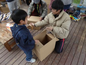 スーパーなどで、もらってきた段ボールでも大丈夫なのですが、今回は市販の段ボール箱を使いました。