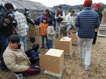 段ボールとチップを持って、温室の外へ。少し曇っていましたが、雨も降らず、風もそれほど吹かず、燻製には支障なし。