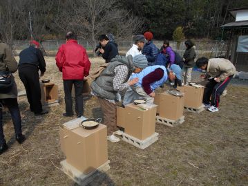 まずは、それぞれのチップの匂いを確認。チップの匂いがそのまま燻製の匂いになるとはかぎりません。