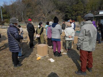 固形燃料の燃焼時間が約20分、その間に、燻製の理屈や、植物が様々な匂いを持つ理由、燻製装置と炭焼き窯の類似点など、様々な話をしました。