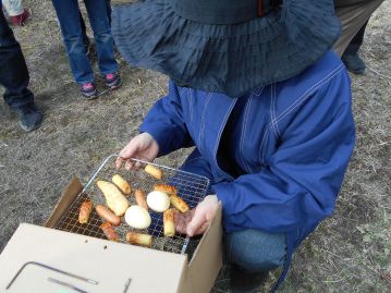 固形燃料が燃え尽きたので、食材を取り出し。燻煙時間としては短いのですが、上手く煙の匂いが付いているでしょうか。