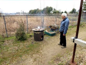 大きなお鍋で、お粥の準備も進んでいます。火の番はまもる会の笹田会長。