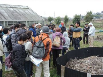 観察会開始、1種類目は、参加者の足元に咲いていたタンポポから。3/1から始まっている「タンポポ調査・西日本2015」の調査方法について解説しました。
