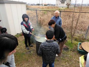 「お腹がすいたー！」と声が上がったので、温室エリアに帰ってくると、ちょうど野草のお粥が出来上がっていました。