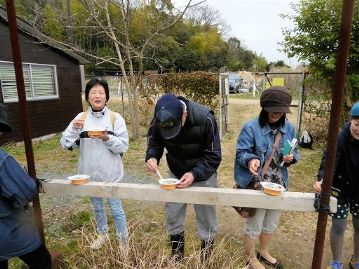 お味はいかがだったでしょうか。尋ねるまでもなく、子供から大人の方まで、参加者の笑顔が答えてくれています。