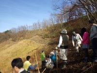 26日：草原保全イベント「秋の草原保全と餅花づくり」（草寄せ作業が終わって休憩する参加者）