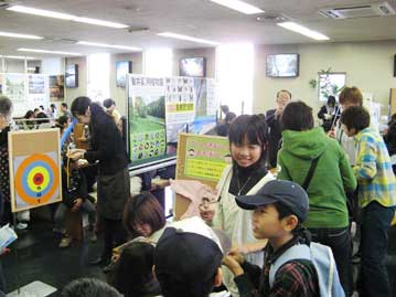 植物園・昆虫館コーナーの様子。イベント開始しばらくするとだんだんと子供たちの列ができ始めました。