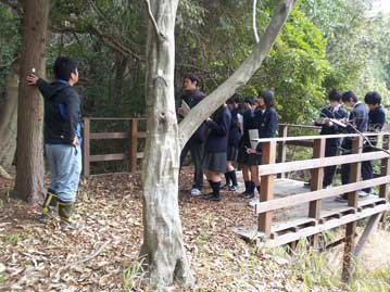 植物園・昆虫館コーナーの様子。イベント開始しばらくするとだんだんと子供たちの列ができ始めました。