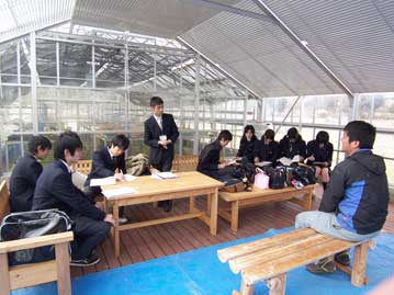 植物園・昆虫館コーナーの様子。イベント開始しばらくするとだんだんと子供たちの列ができ始めました。