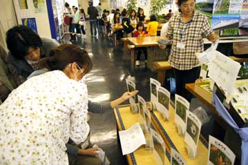 植物園のプレゼントコーナー。写真がメニュー代わりに展示されています。どれがいいかな…？