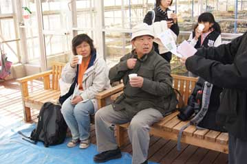 カワラケツメイ茶を飲みつつ、植物園の解説や、火起こしについての話で盛り上がりつつ、焼き芋の出来上がりを待ちます。