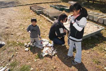 焼き芋完成！出来上がりは上々、子どもたちも「おいしい！」と歓声を上げていました。