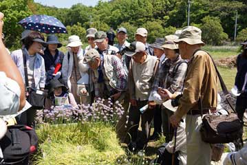 アサツキについては、古屋野名誉園長（右手前）より解説をしていただきました。