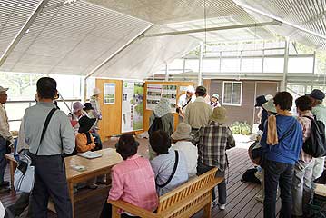 温室内の多目的スペースに戻って、閉会の挨拶。来月はどんな花が見られるでしょうか？