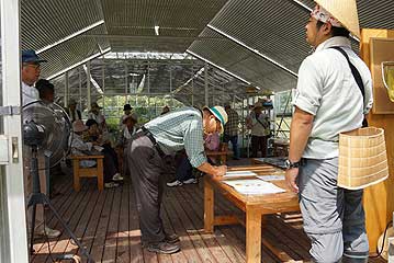 第4回の「植物園を楽しむ会」ですが、今回は開会時点で30℃を超える真夏日となり、汗をふきふきの観察会となりました。