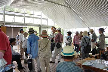 閉会挨拶で次回の案内と植物園の昆虫調査についての講演会の案内を行いました。