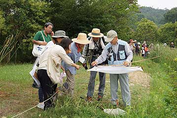 ビーティング（叩き落とし）による採集法の紹介中。写真奥では植物組が一足先にエゾミソハギの観察中。