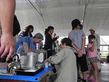 多目的スペースに戻ると、ボランティアさんから冷たいこうかい茶のサービス。一気に飲んでしまって味が分からなかったかも？