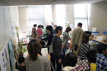 10時前の様子。なかなか試飲コーナー（一番奥）までたどり着けないほど込み合ってきました。