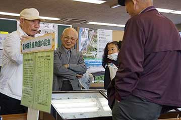 岡本館長と話し込む、館長と同年代の来場者の方々。どのような話をされていたのでしょうか？