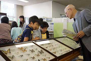 こちらは岡本館長と話し込む？館長の孫世代の来場者の方々。興味を引いたのはどんな昆虫だったでしょうか。